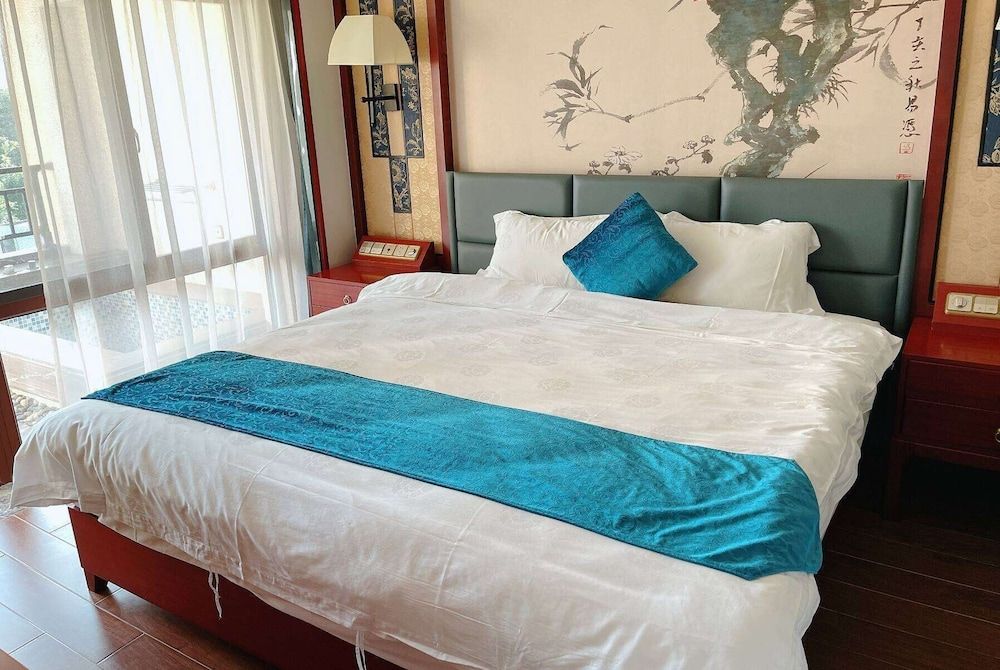 Deluxe Suite, 1 King Bed, Non Smoking, Mountain View
