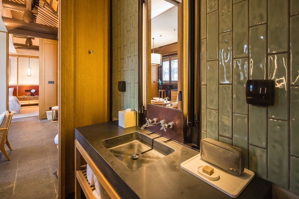 Yihe lake shore Hotspring Signature Room, 1 King Bed 2