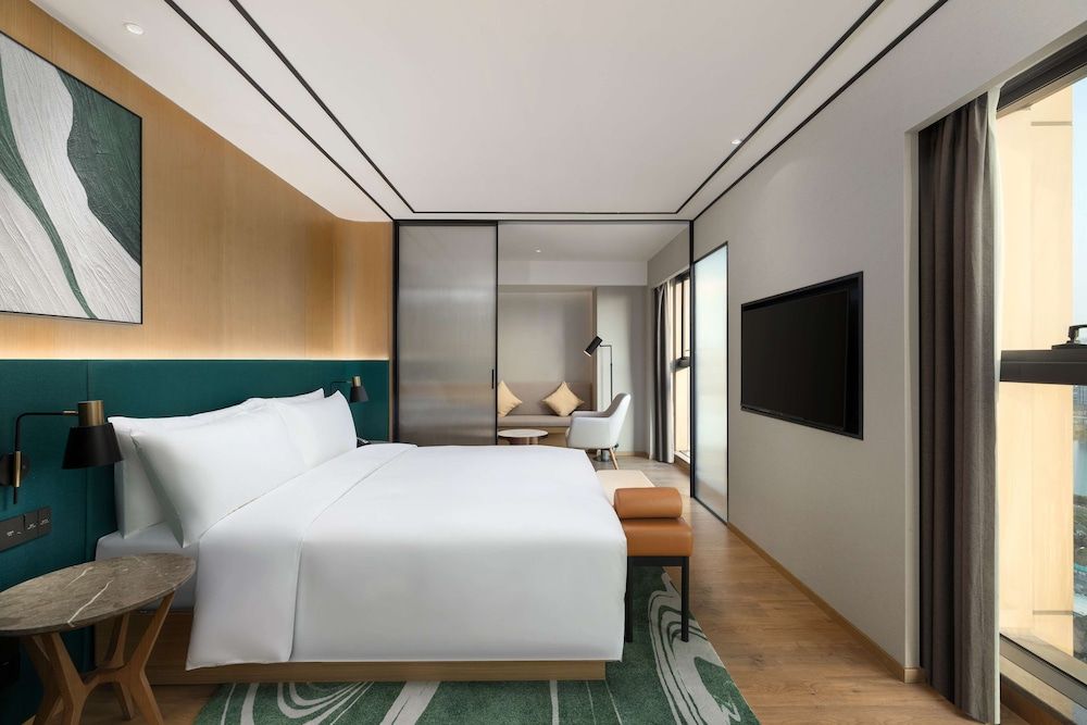 Hilton Garden Inn Xiamen Bailuzhou Park Deluxe Suite, 1 King Bed, View 3