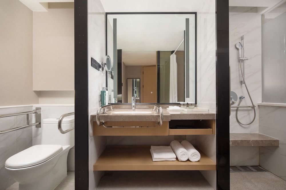 Hilton Garden Inn Xiamen Bailuzhou Park Room, 1 King Bed, Accessible 4