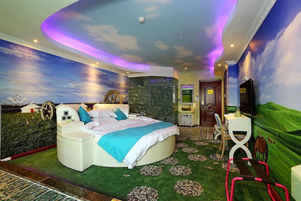 Elite Theme Round Bed Room