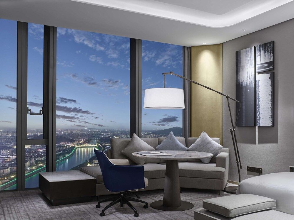 KING DELUXE MOUNTAIN VIEW ROOM