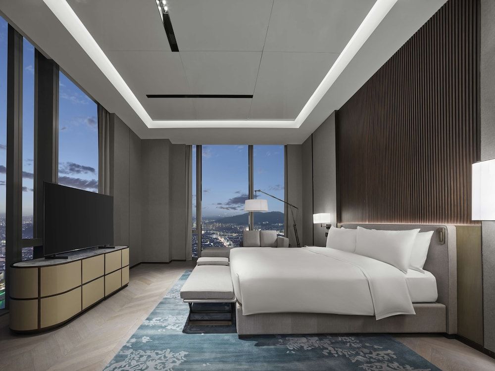 KING AMBASSADOR SUITE
