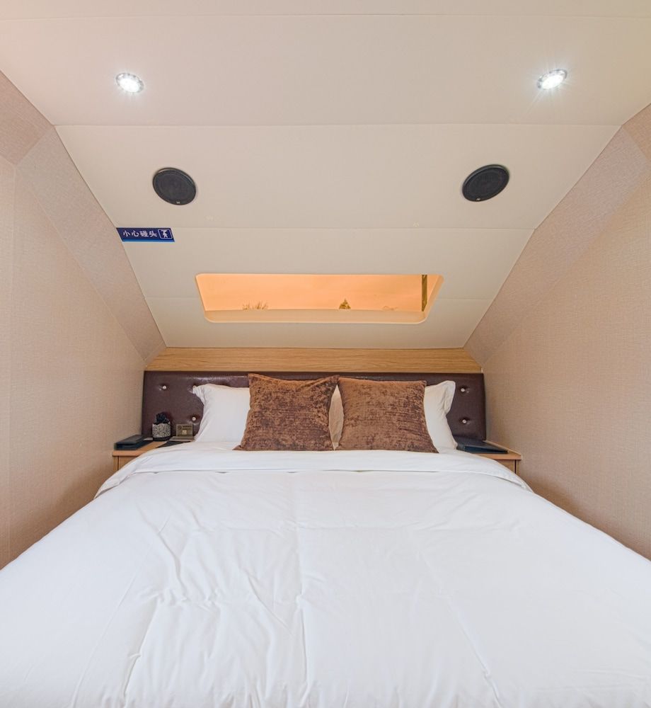 Deluxe Romantic Room