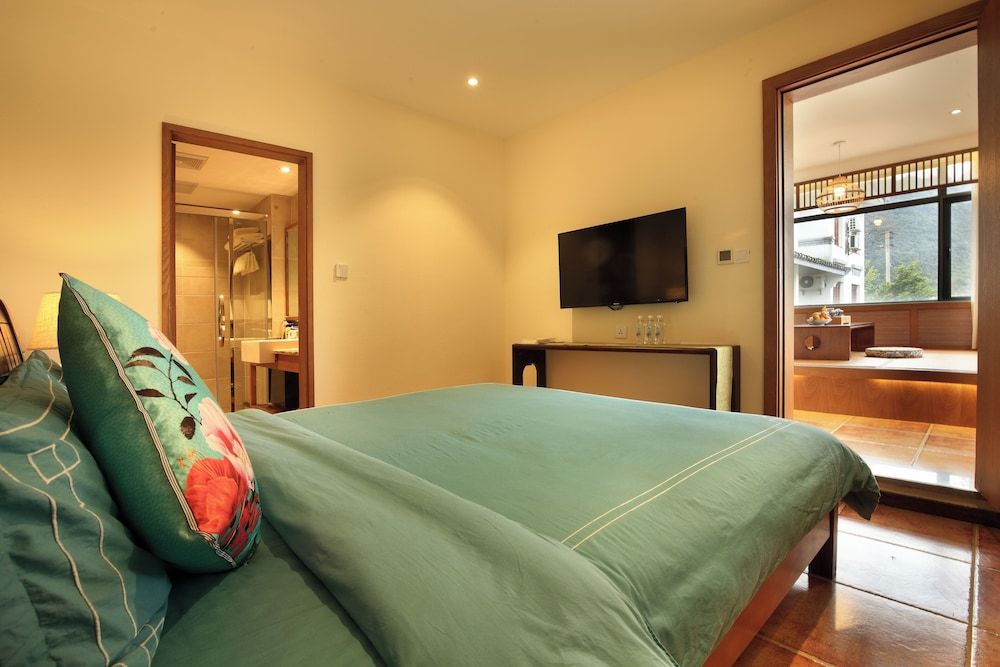 Panoramic Suite, 1 Queen Bed, Non Smoking, Hill View