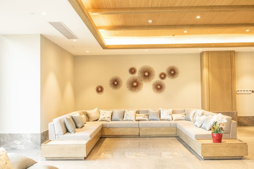 Romantic Suite, Hill View