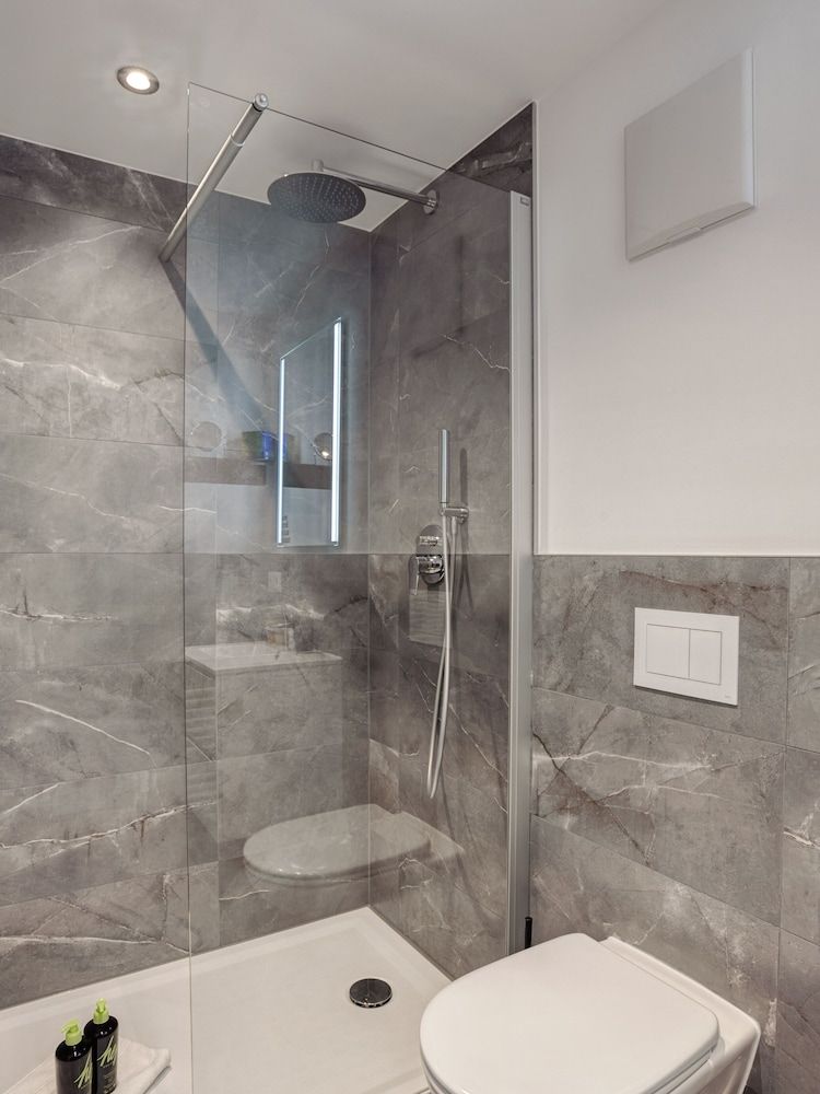 limehome Zwickau Hauptmarkt Suite XL with sofa bed and separate kitchen 9