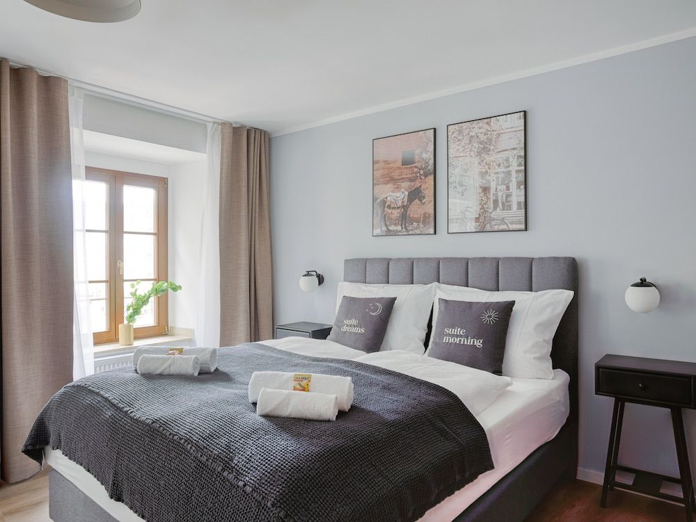 limehome Zwickau Hauptmarkt Suite XL with sofa bed and separate kitchen 3