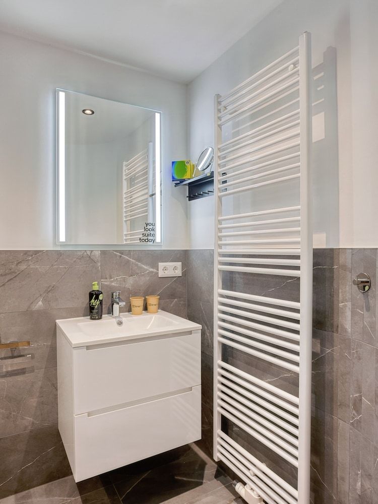 limehome Zwickau Hauptmarkt Suite XL with sofa bed and separate kitchen 7