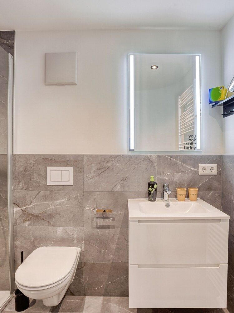 limehome Zwickau Hauptmarkt Suite XL with sofa bed and separate kitchen 8