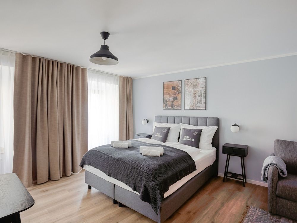 limehome Zwickau Hauptmarkt Suite XL with sofa bed and separate kitchen 4