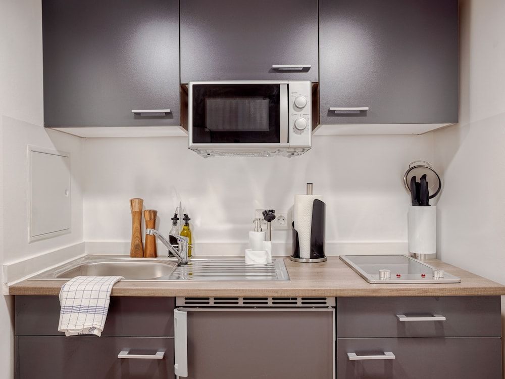 limehome Zwickau Hauptmarkt Suite XL with sofa bed and separate kitchen 6