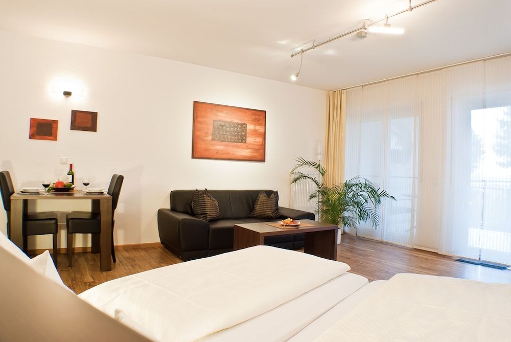 Studio40, 1 King Bed, Balcony, Garden View