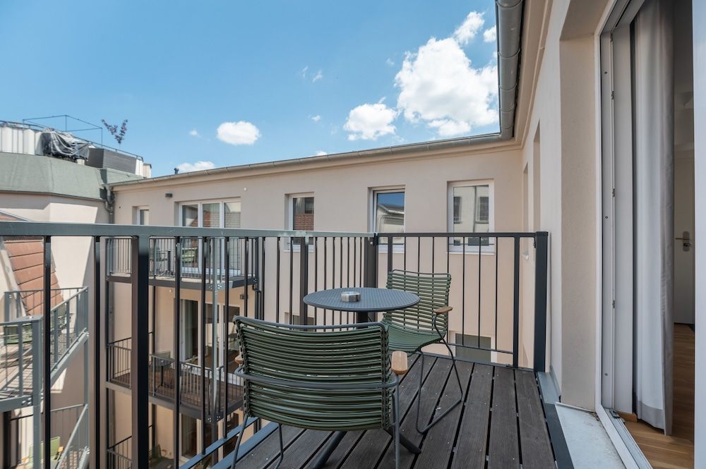 Limehome Leipzig Jahnallee Suite M with balcony 4