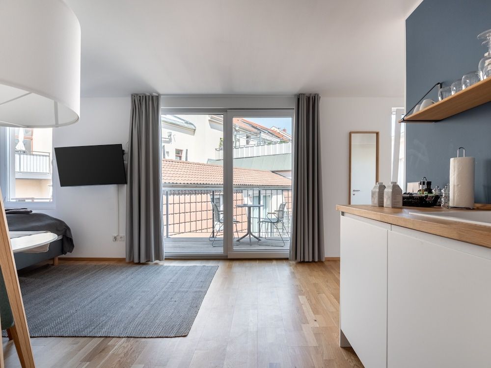 Limehome Leipzig Jahnallee Suite M with balcony 7