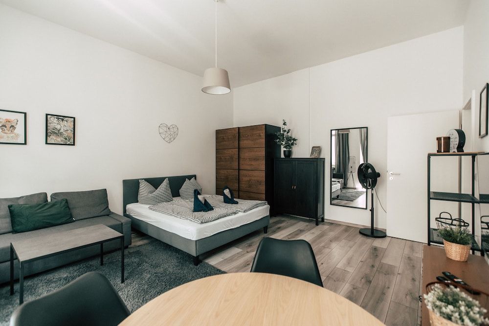 Luga Homes - Gewandhaus *Industrial* Studio with Kitchen and Balcony