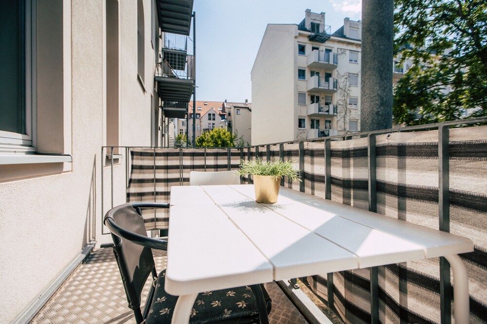 Luga Homes - Gewandhaus *Industrial* Studio with Kitchen and Balcony 5