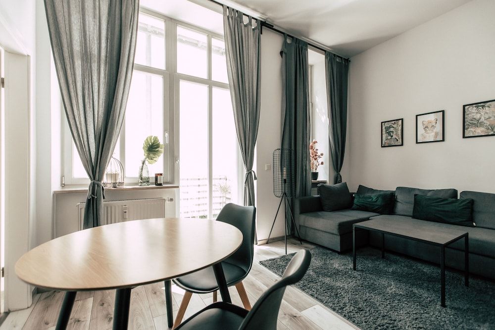 Luga Homes - Gewandhaus *Industrial* Studio with Kitchen and Balcony 16