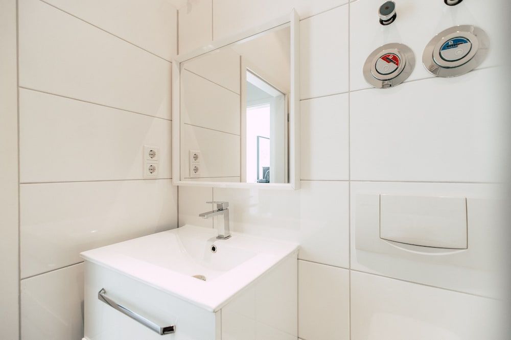 Luga Homes - Gewandhaus *Industrial* Studio with Kitchen and Balcony 8