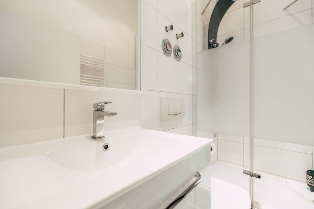 Luga Homes - Gewandhaus *Industrial* Studio with Kitchen and Balcony 9