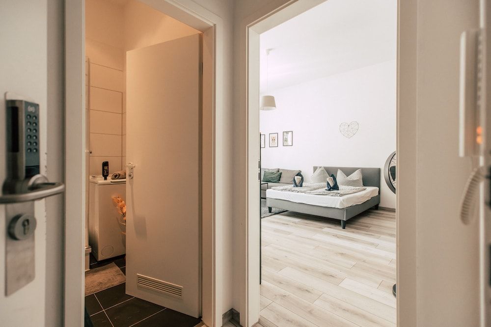 Luga Homes - Gewandhaus *Industrial* Studio with Kitchen and Balcony 12