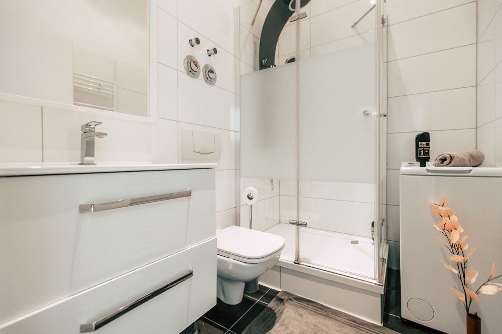 Luga Homes - Gewandhaus *Industrial* Studio with Kitchen and Balcony 7