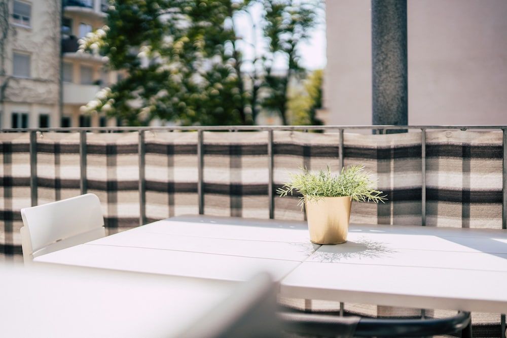 Luga Homes - Gewandhaus *Industrial* Studio with Kitchen and Balcony 6