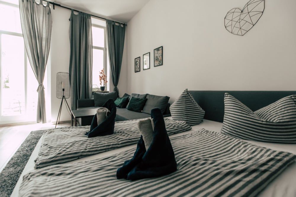 Luga Homes - Gewandhaus *Industrial* Studio with Kitchen and Balcony 2