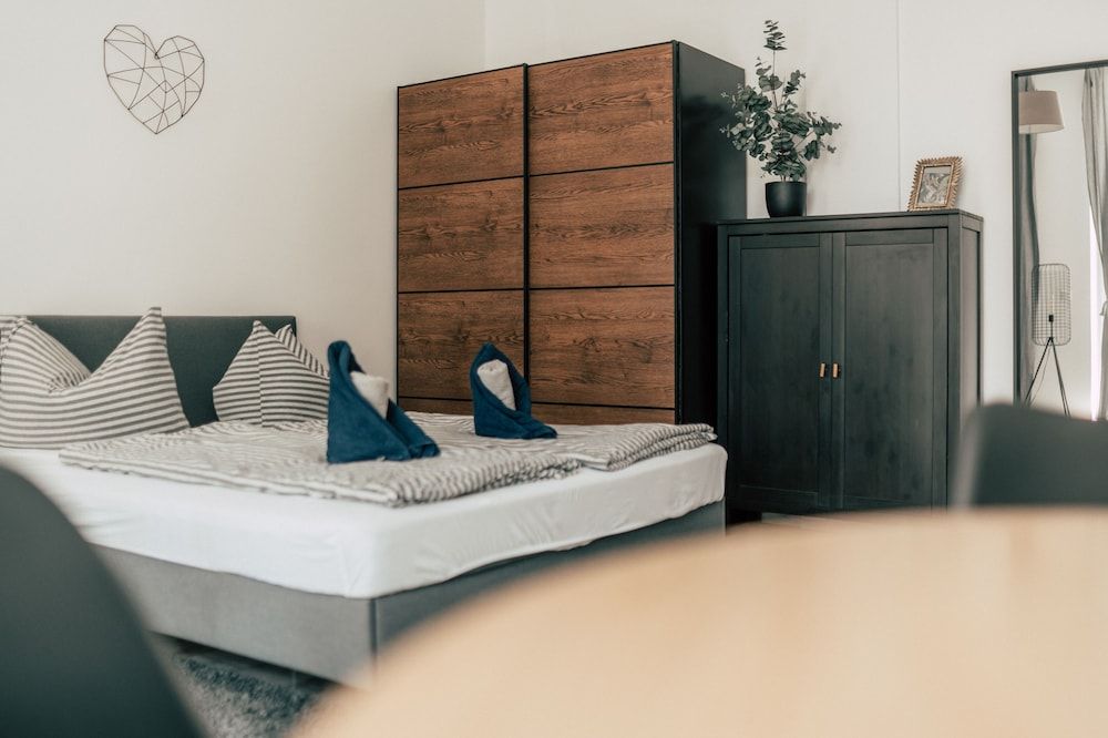 Luga Homes - Gewandhaus *Industrial* Studio with Kitchen and Balcony 3