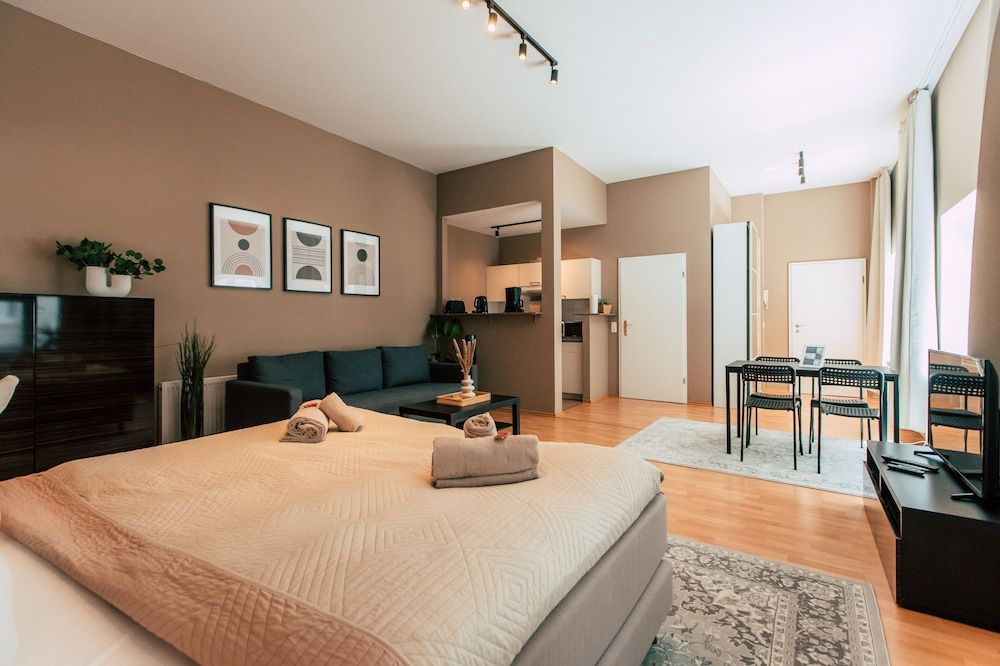 Luga Homes - Chausseehaus *Urban* Studio with Kitchen 4