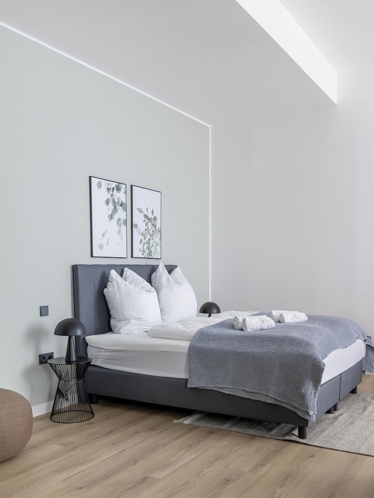 limehome Rosenheim Gillitzerstraße Suite XL with sofa bed 3