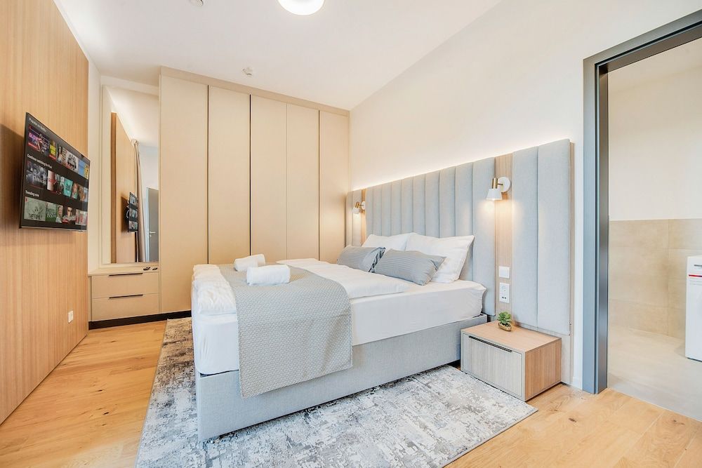 BRIGHT - Rosenheim Aicherpark Penthouse Suite with balcony and terrace. 3