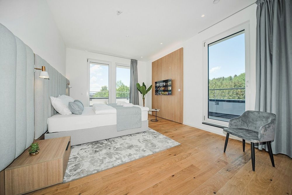 BRIGHT - Rosenheim Aicherpark Penthouse Suite with balcony and terrace. 5