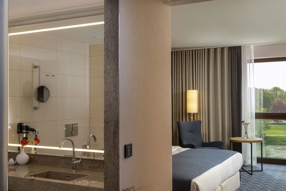 Maritim Hotel Ingolstadt Superior Double Room 7