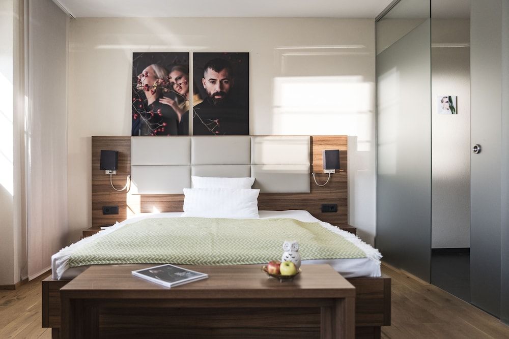 Kunst-Hotel Drei König am Marktplatz Stadt Lörrach Comfort Double Room, City View 8