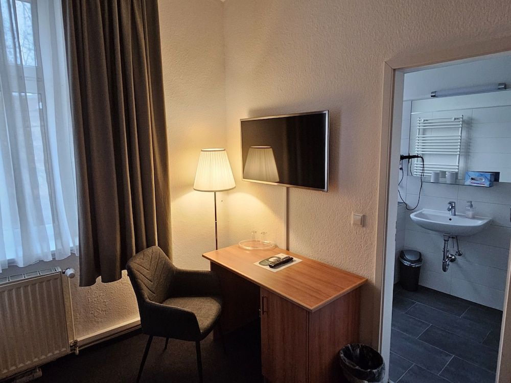 Parkhotel Senftenberg Twin Room, Private Bathroom 5