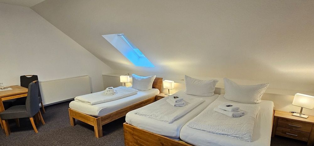 Parkhotel Senftenberg Triple Room, Private Bathroom 3