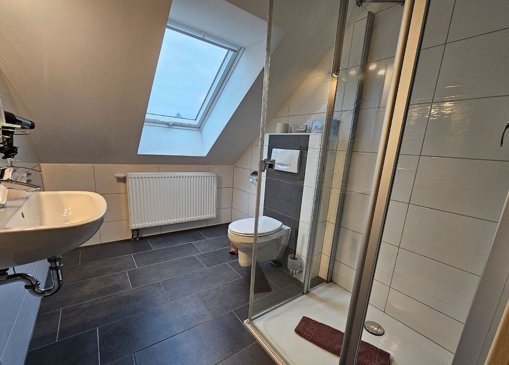 Parkhotel Senftenberg Triple Room, Private Bathroom 6