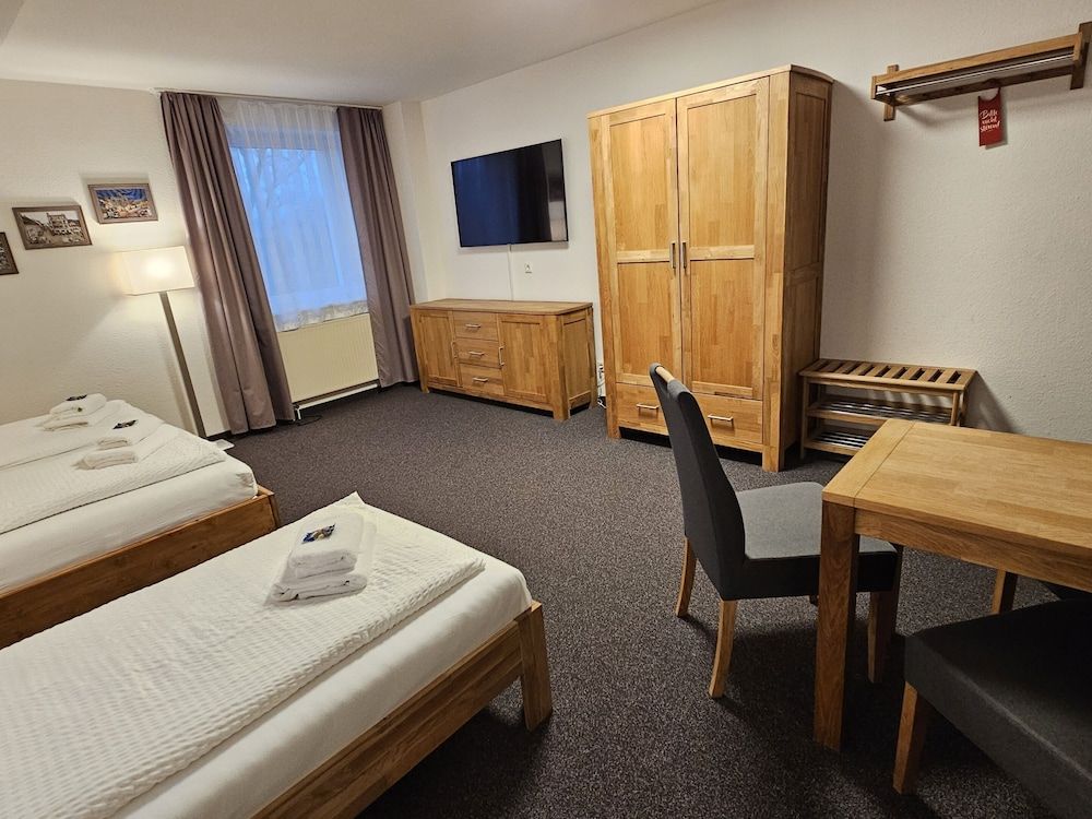 Parkhotel Senftenberg Triple Room, Private Bathroom 2