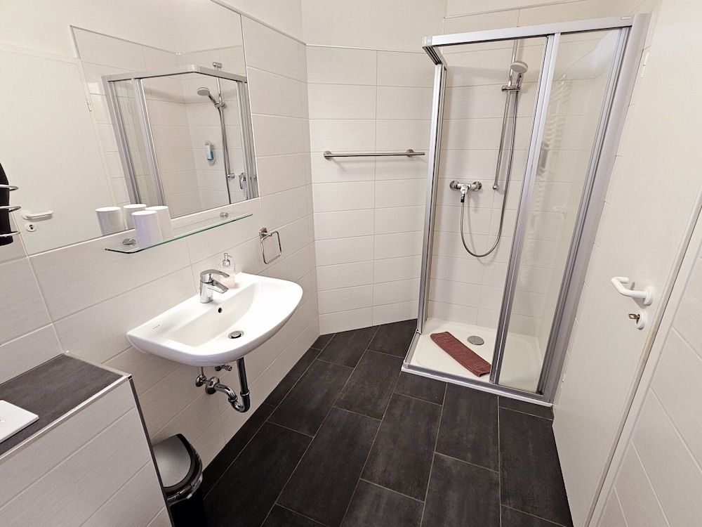 Parkhotel Senftenberg Twin Room, Private Bathroom 3