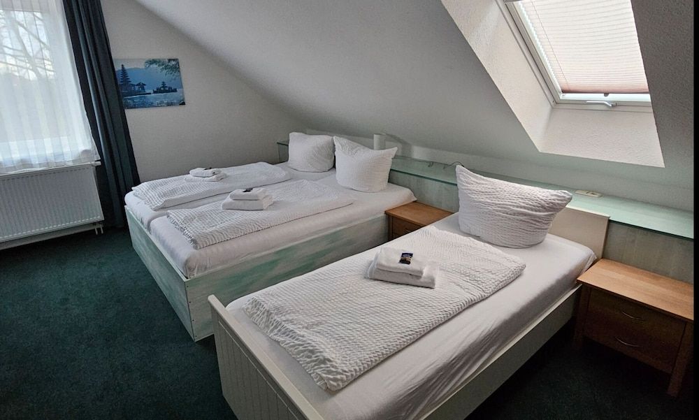 Parkhotel Senftenberg Triple Room, Private Bathroom 4