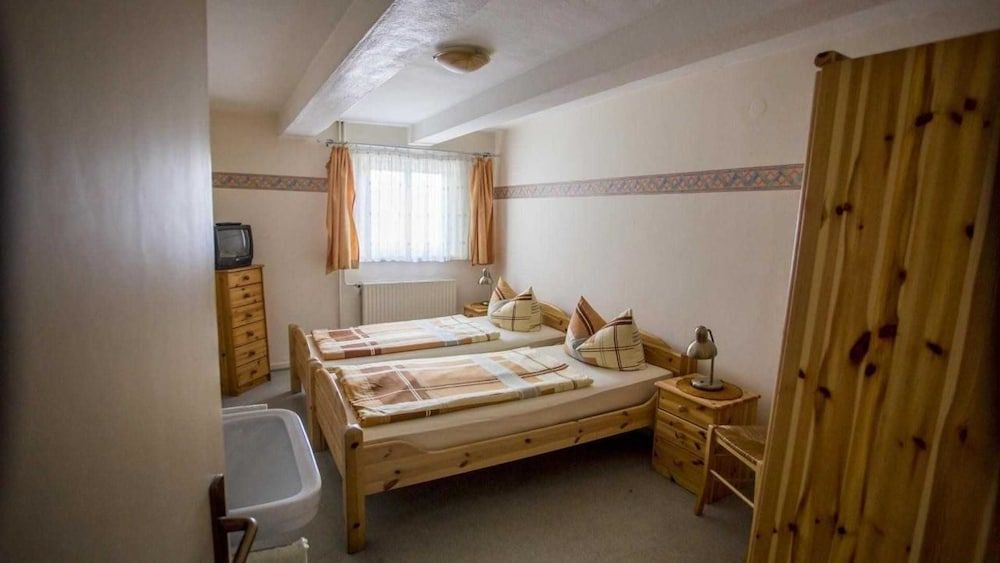 Budget Twin Room, Shared Bathroom
