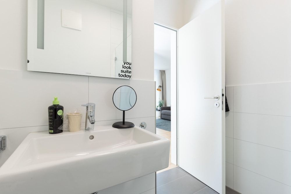 limehome Gütersloh Eickhoffstraße Suite XL with sofa bed 9