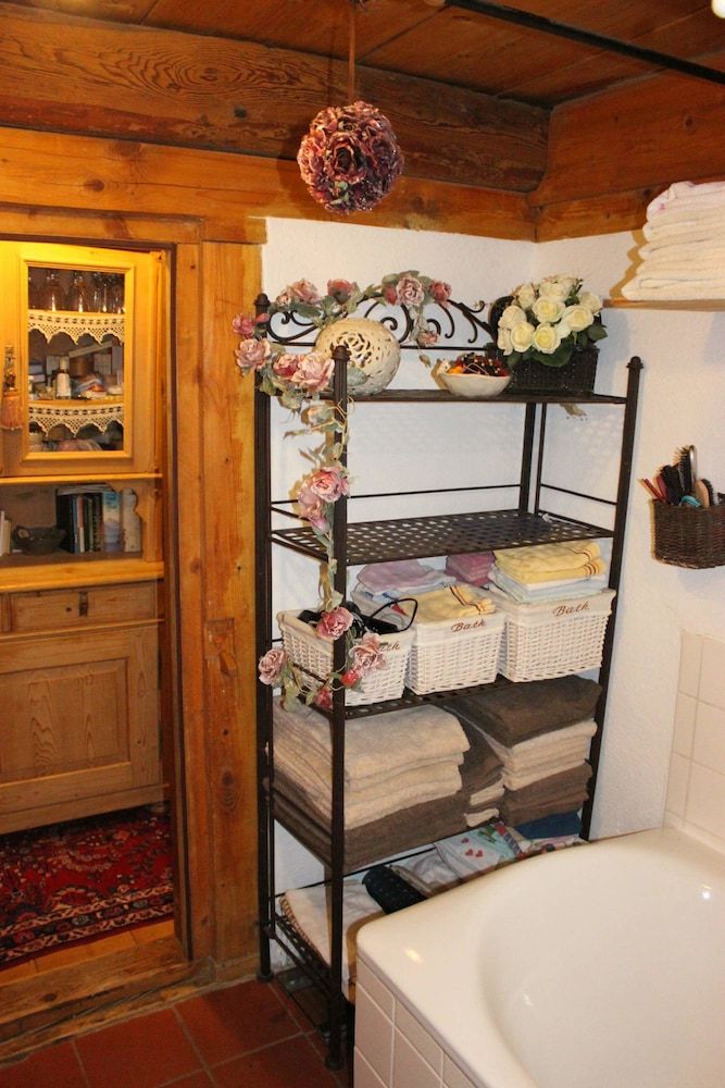 House, 5 Bedrooms (incl. laundry & cleaning fee)