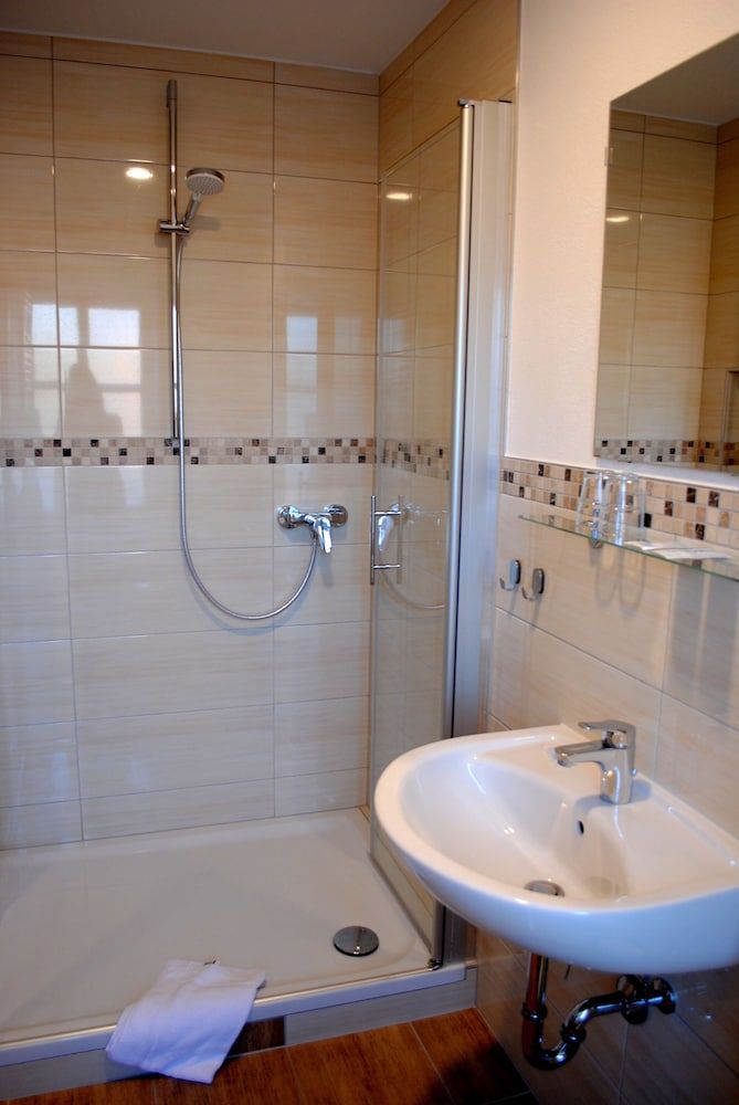 Hotel & Café Göller großes Doppelzimmer 5