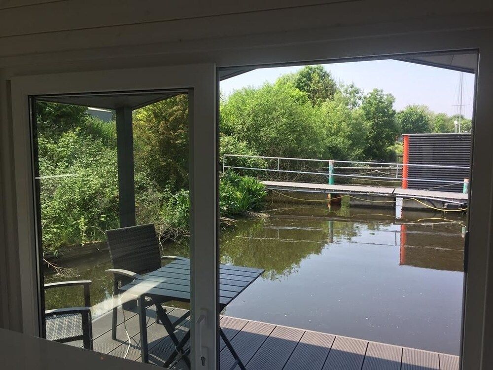 Houseboat (KHT 1)