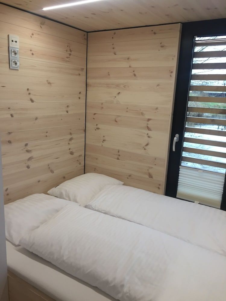 Houseboat (HT 4)