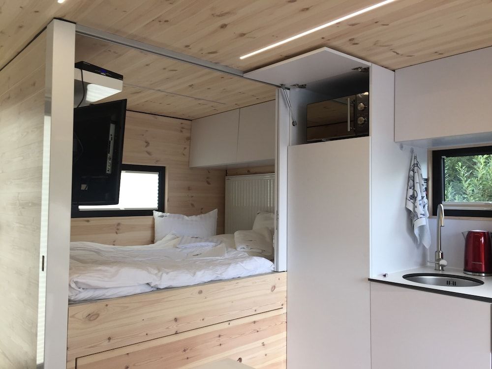 Houseboat (HT 5)