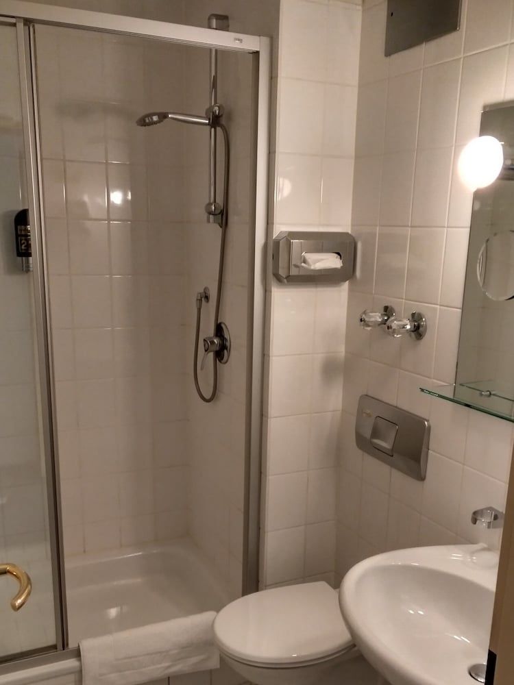 Hotel Blutenburg Standard Double Room, Garden Area 9