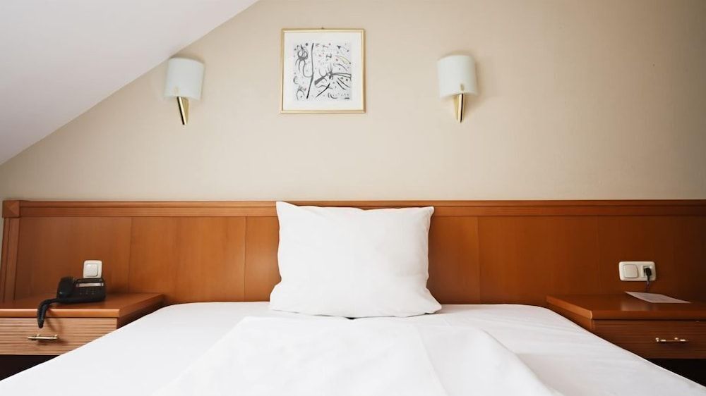 Hotel Blutenburg Standard Double Room, Garden Area 4